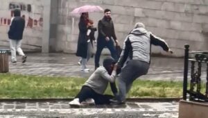 gaziosmanpasada sokak ortasinda kavga kaldirim tasiyla dovdu R8PQP6is.jpg