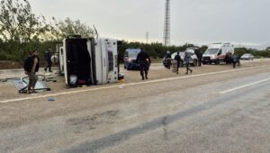 tarim iscilerini tasiyan midibus devrildi11 yarali S9SvArLQ.jpg
