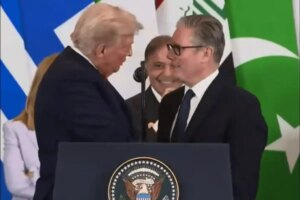 trumptan ingiltere basbakanina soguk dus gel konus dedi sonra umursamadi fDTG2HQJ.jpg